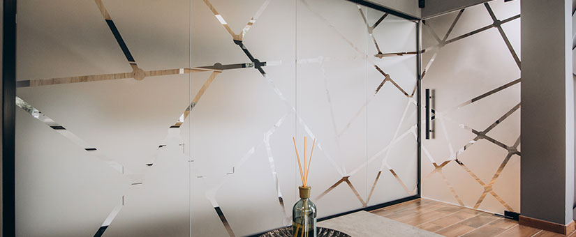 Vidrios esmerilados con diseño de una oficina