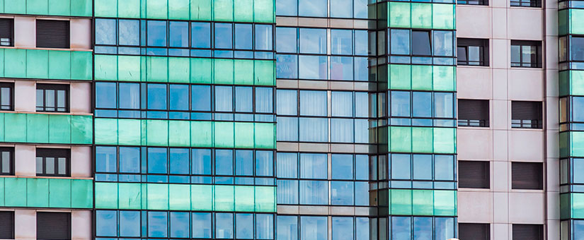 Vista de un edificio y los recercados de las ventanas